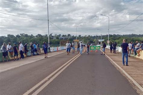 Caminhoneiros Do Brasil Bloqueiam Ponte Tancredo Neves Em Protesto