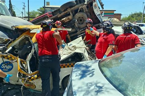 Camión se queda sin frenos en San pedro y causa accidente