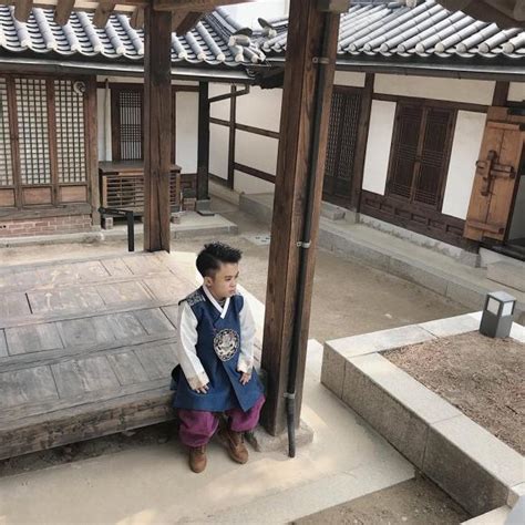 Hot girl và hot boy Quang Bảo rách quần khi đi dẫn event Thúy Vi bị chê quá mập