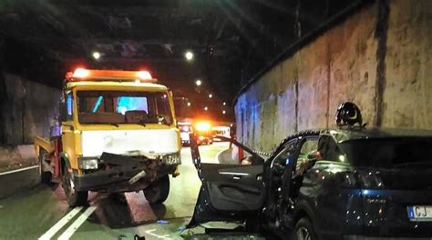 Castellammare L Incidente Nella Galleria Gravissimo Interrotto Il