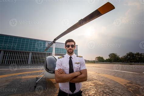 commercial private helicopter pilot 7109982 Stock Photo at Vecteezy