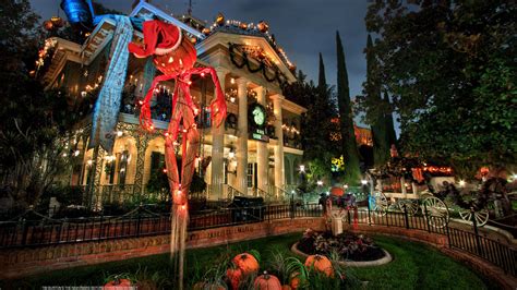 First Look 2016 Haunted Mansion Holiday Gingerbread House At