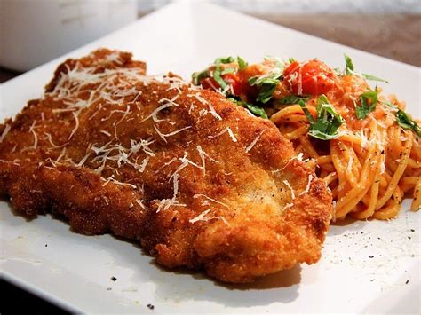 Piccata Milanese Von Der Pute Mit Selbstgemachten Tomaten Spaghetti Von