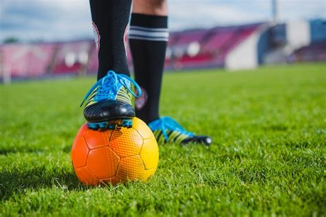 Fußballspieler mit fuß auf ball Kostenlose Foto