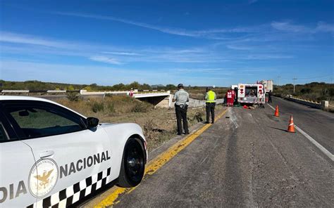 Vuelca tractocamión en la carretera Parral Jiménez conductor perdió la