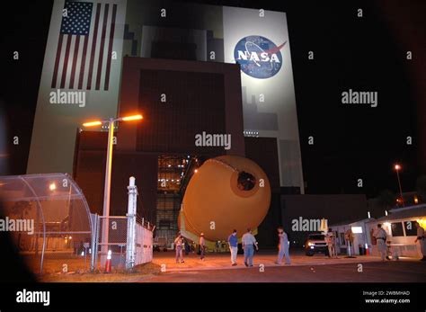 Centro Espacial Kennedy Fla Justo Antes Del Amanecer El Tanque