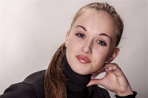 Belle Fille Blonde Aux Cheveux Longs Dans Le Chandail Noir Image Stock Image Du Oriental