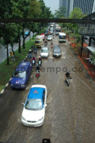 Banjir Di Jalan Jenderal Sudirman Jakarta DATATEMPO