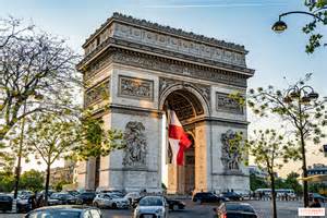 Der Arc de Triomphe, das symbolträchtige Monument am oberen Ende der
