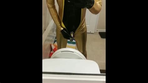 穿着紧身连衣裤通过贞操撒尿 Pornhub Gay