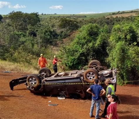 Duas pessoas ficam feridas após motorista perder controle da direção e