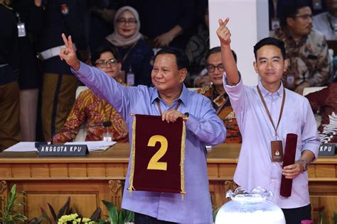 Dapat Nomor Urut 2 Prabowo Gibran Angkat Tangan Simbol Jari Peace Dan