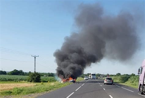 ULTIMA ORĂ FOTO O mașină a luat foc și două persoane au fost rănite