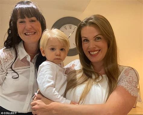 Irmã doa óvulo e a outra gera o bebê para casal gay Anjos que realizaram nossos sonhos