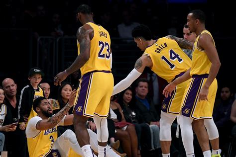 Lebron E Davis Brilham E Lakers Seguem Soberanos Na Nba Metr Poles