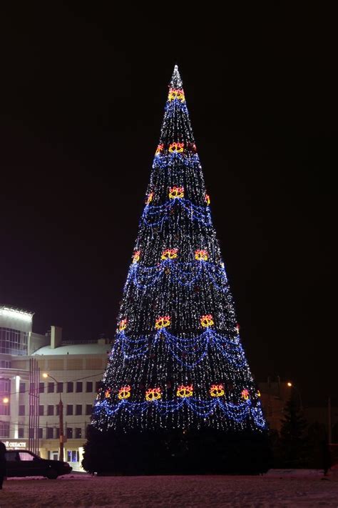 новогодняя елка около кинотеатра Октябрь. | Holiday decor, Decor, Home ...