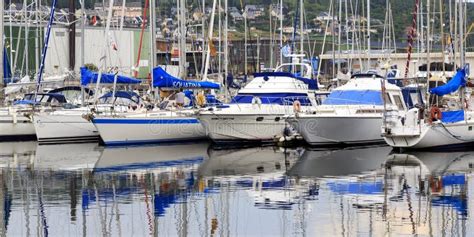 Barcos Dos Peixes No Porto De Fecamp No Franco De Normandy Foto