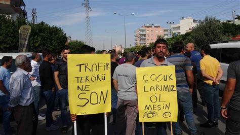 Trafik kazalarına dikkat çekmek için yolu trafiğe kapattılar Mersin