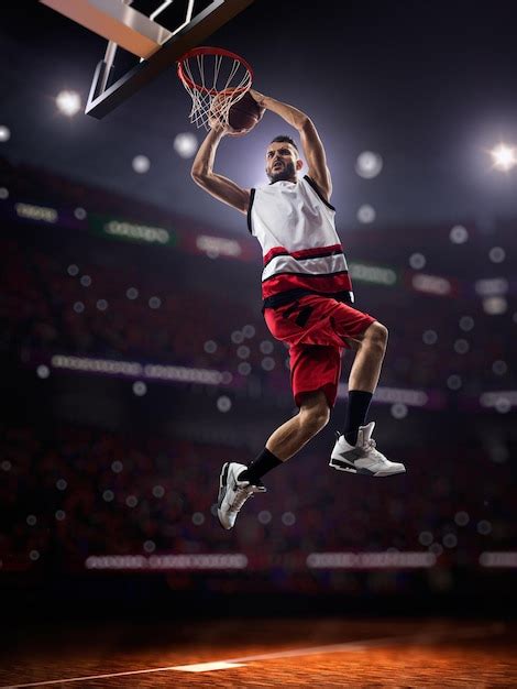 Jugador De Baloncesto En Acci N Sobre El Fondo Del Cielo Y La Multitud