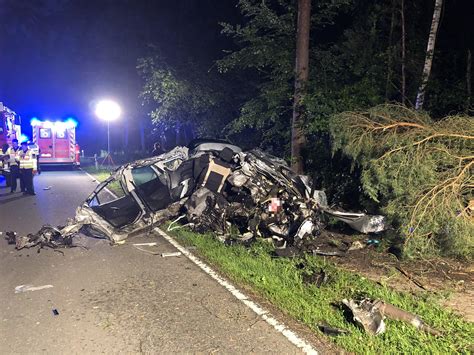 Bilder Von T Dlicher Unfall Im Kreis Forchheim Autofahrer Prallt