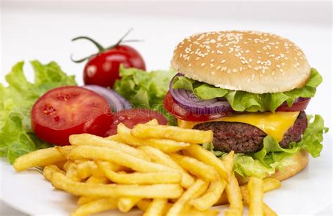 Hamburguesa Con La Chuleta De Las Patatas Fritas Con Queso Y El Tomate