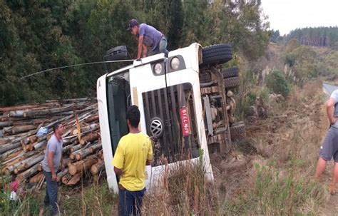 Acidente Caminhão carregado eucalipto tomba na SC 135 Portal