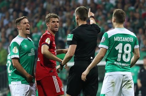 Dfb Pokal Im Ticker Bayern Zieht Gegen Bremen Dank Kuriosem Elfer Ins