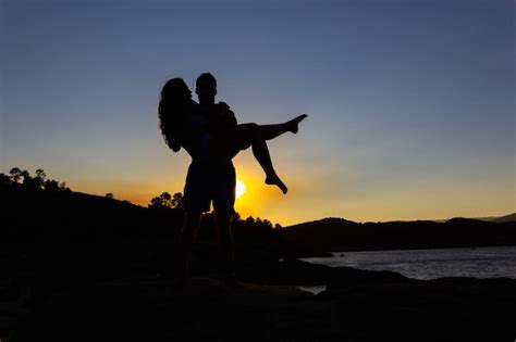 Couple Amoureux Silhouette Rétro éclairage Sur La Colline Au Moment Du