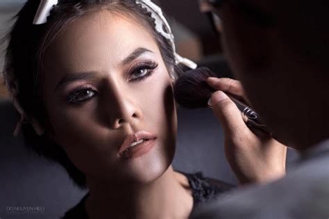 Mẫu nude và những cám dỗ sau ánh hào quang