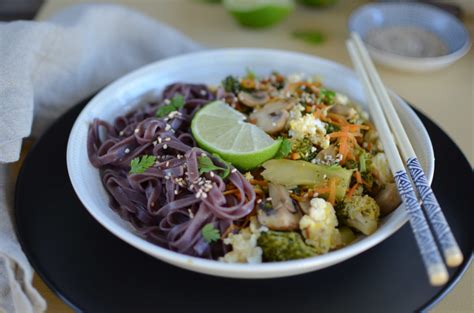 Wok De L Gumes Dhiver Et Nouilles De Riz Noir Lasiatique Voyage