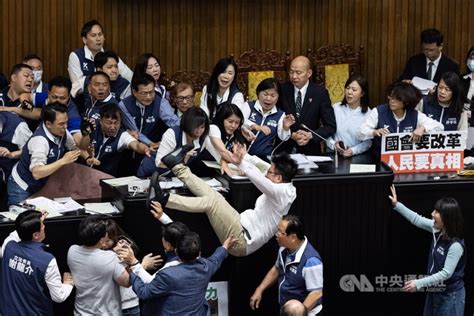 立院挑燈夜戰審國會職權修法 朝野激烈衝突6立委送醫 政治 中央社 Cna