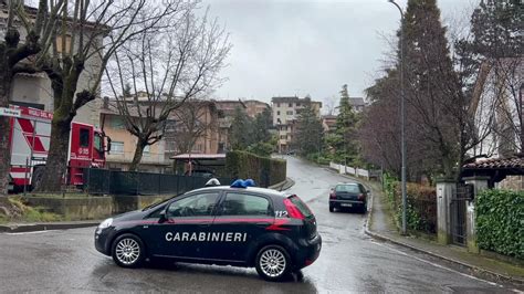 Si Consegnato Il Carabiniere In Pensione Che Si Era Barricato In Casa