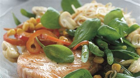 Tranci Di Salmone Fresco Con Insalata Ricca Sale Pepe