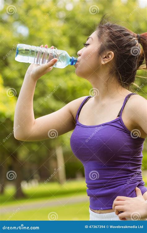 Agua Potable De La Mujer Sana En Parque Foto De Archivo Imagen De