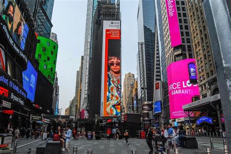 Peso Pluma tiene anuncio en Nueva York fans comparten imágenes