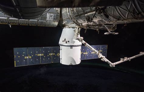 Amarrage Réussi De La Capsule Dragon à La Station Spatiale