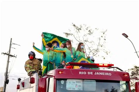 Martine e Kahena chegam a Niterói e desfilam pela orla em carreata A