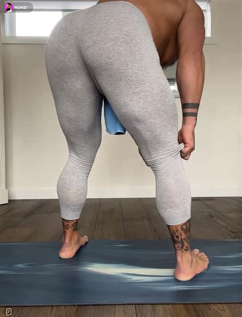 Buff bodybuilder ass workout ThisVid 中文