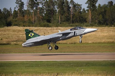 Primeiro Gripen da FAB já tem data para chegada no Brasil