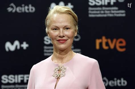 Ce sex symbol des années 90 tacle les remarques des misogynes sur son physique j essaie d en