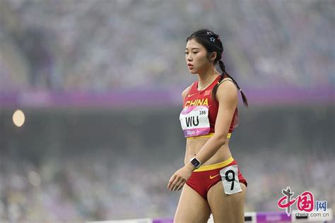 吳豔妮以小組第一晉級亞運會女子100米欄決賽 新浪香港