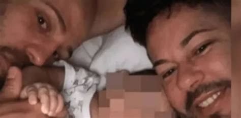 Obligan a una pareja gay a devolver a la beba que habían adoptado hace 12 días