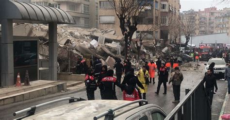 Son dakika Şanlıurfa da hasar gören bina artçı depremde yıkıldı