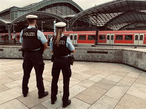 BPOL NRW Blutende Nase Nach Schlag Ins Gesicht Bundespolizei Stellt