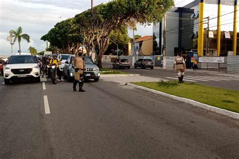 URGENTE Manifestantes tocam fogo em pneus na Rua da Frente NE Notícias