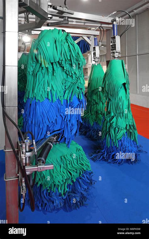 Automatic Car Wash Hydraulic Rotating Mop Brushes Stock Photo - Alamy