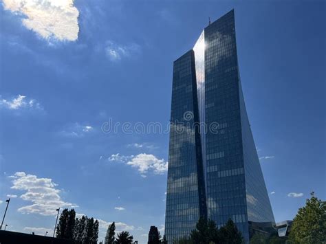 Torre Del Bce Del Banco Central Europeo Con Nubes Foto De Archivo