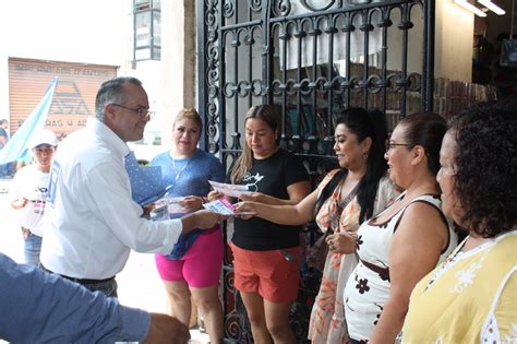 RECIBEN CON FLORES Y APLAUSOS LOS LOCATARIOS DEL CENTRO COMERCIAL LA