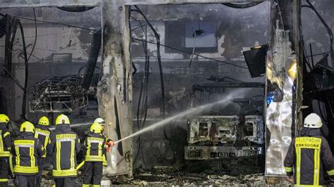 Nach Gro Brand In Stadtallendorf Feuerwehr Kollegen Bieten Hilfe An