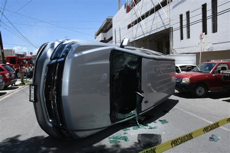 Choque Volcadura Deja Múltiples Daños En Centro De Torreón